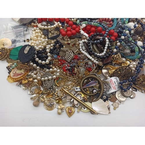 51c - A Large Quantity of Faux Bijou /Costume Jewellery