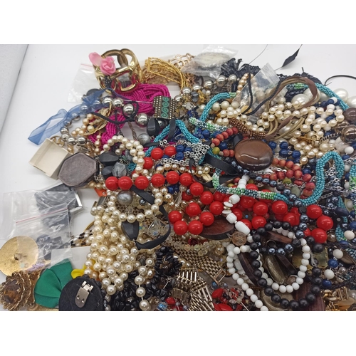 51c - A Large Quantity of Faux Bijou /Costume Jewellery