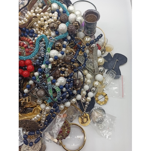 51c - A Large Quantity of Faux Bijou /Costume Jewellery