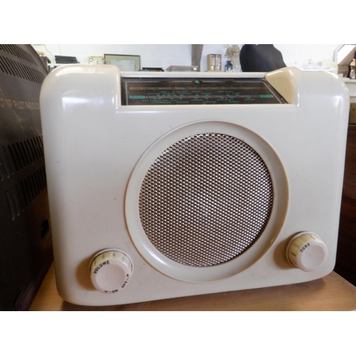 107 - Vintage Bush Bakalite Type Cased Radio 73-184981 (no power supply)