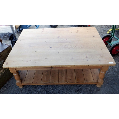 121 - A Large Pine Coffee Table with Lower Shelf 122 x 91 x 46cm