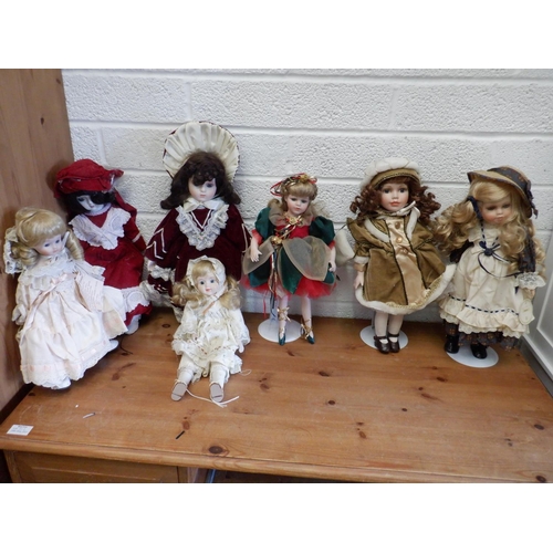 195 - 7 x Porcelain Collectable Dolls in Suitcase