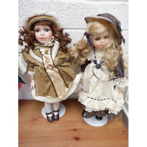 195 - 7 x Porcelain Collectable Dolls in Suitcase