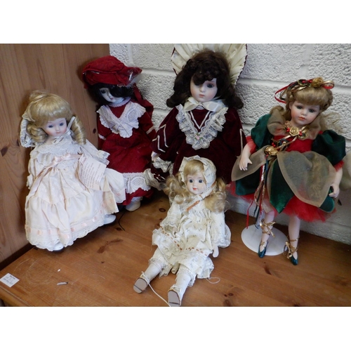 195 - 7 x Porcelain Collectable Dolls in Suitcase