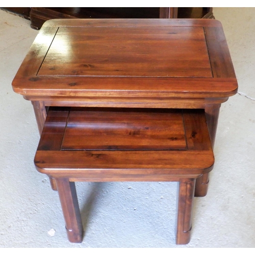 201 - A Nest of 2 x Oak Occasional Tables 65 x 45 x 50cm