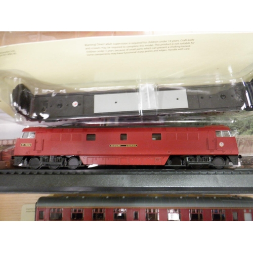 159c - An Assortment of 00 Scale Locomotive Carriages and Scenery