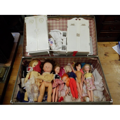 646 - A Suitcase of Sindy and Other Dolls and Accessories