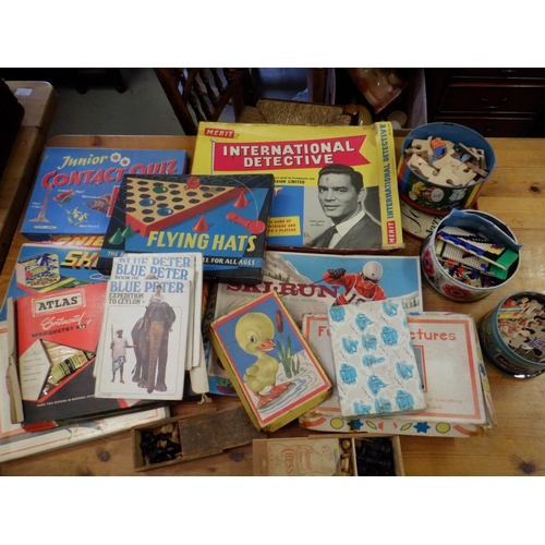 647 - A Quantity of Vintage Games, Puzzles and Craft Lots