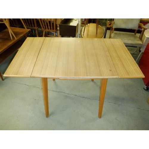 682 - An Extending Formica Table 128 x 78 x 76cm