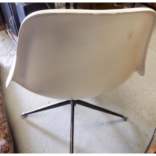 122 - Retro Eames Style Swivel Chair