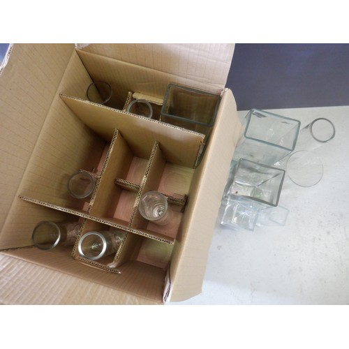 111 - 12 x Assorted Glass Vases