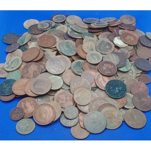 101D - A Large Quantity of GB Pennies and Half Pennies and Farthings. Mostly Queen Victoria and George V. S... 