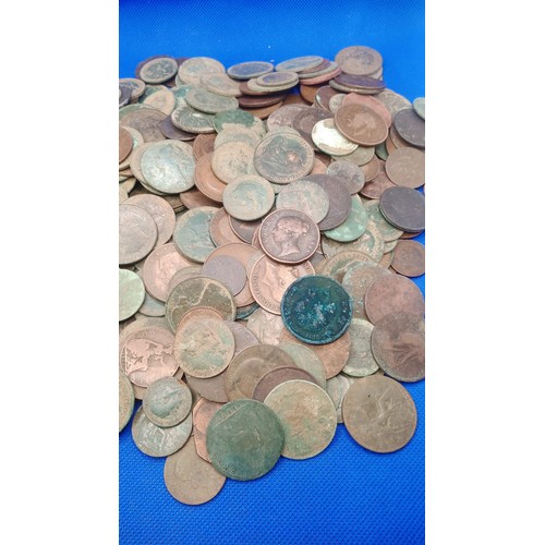 101D - A Large Quantity of GB Pennies and Half Pennies and Farthings. Mostly Queen Victoria and George V. S... 