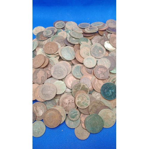 101D - A Large Quantity of GB Pennies and Half Pennies and Farthings. Mostly Queen Victoria and George V. S... 