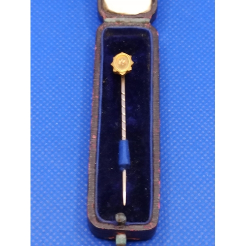 61 - A 15 Carat Gold Tie Pin with Diamond Accent - Total Weight 1.1 Grams