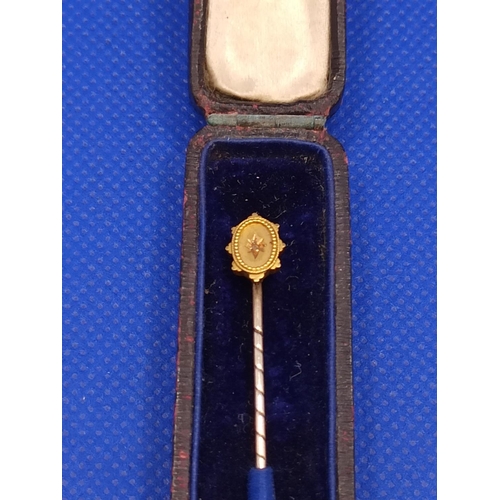 61 - A 15 Carat Gold Tie Pin with Diamond Accent - Total Weight 1.1 Grams