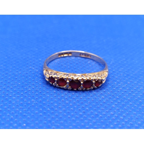 71 - A 9 Carat Gold and Garnet Ring 1.5 Grams, Size P