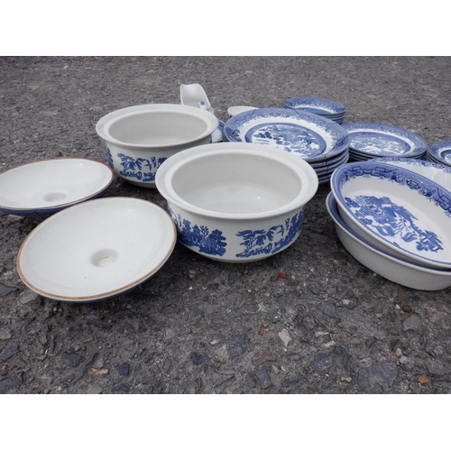 1475 - Blue & White Willow Pattern Crockery for Catering, Washer and Microwave Proof etc.