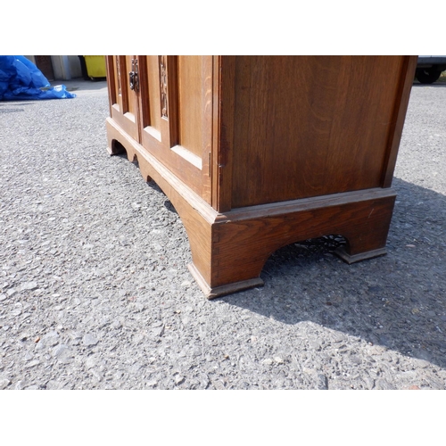 1479 - A 2 Drawer Oak Sideboard with Acanthus leaf carving on dovetailed bracket feet 152x54x93cm