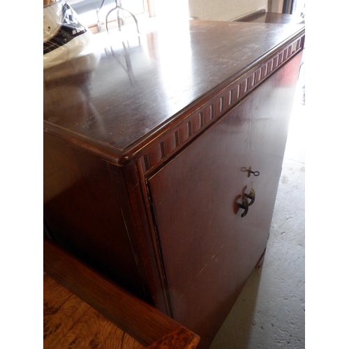 1548 - A Vintage Oak Cupboard Unit with Fitted Shelves 85 x 46 x 121cm