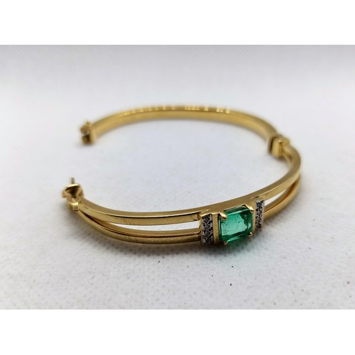 104 - A 1.75ct Estimated Natural Columbian Emerald Hinged 18ct Gold Hallmarked Bracelet Set with 8 Diamond... 