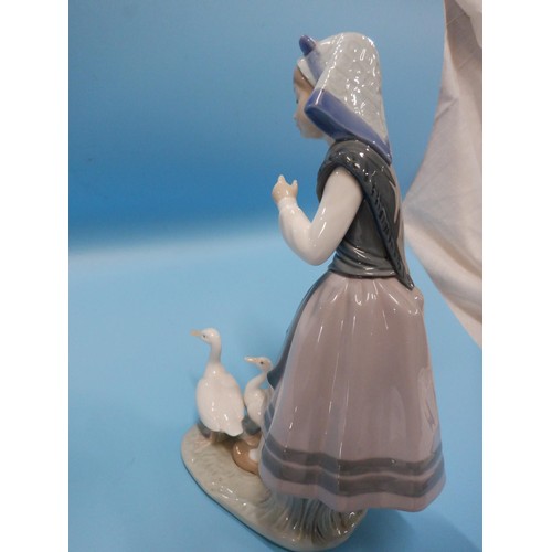 70 - Lladro Aracely Dutch Girl Feeding Ducks 5202 - Perfect Condition