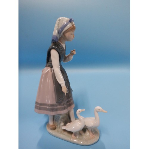 70 - Lladro Aracely Dutch Girl Feeding Ducks 5202 - Perfect Condition