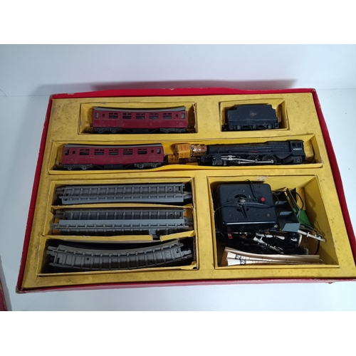 587 - A Boxed Triang RO Passenger Train 00 Scale