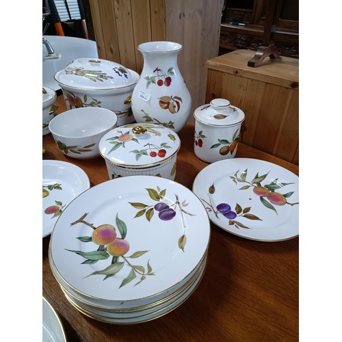 467 - A Quantity of Royal Worcester Evesham Dinner Service etc. - No Visible Chips or Cracks