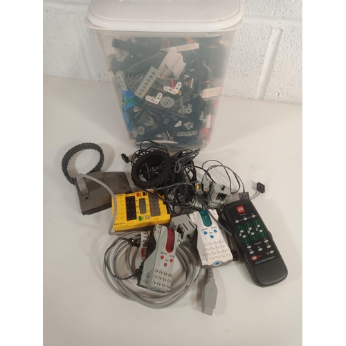 873 - A Quantity of Lego Technix  and Mindstorm Parts