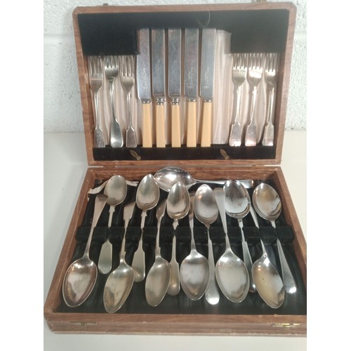 801 - Cutlery Set in Wooden Case