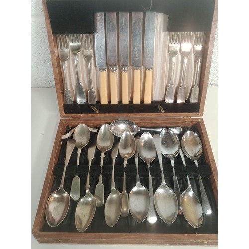 801 - Cutlery Set in Wooden Case