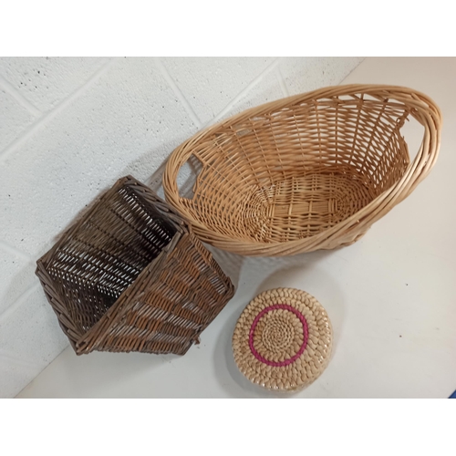 744 - 2 x Wicker Baskets and 4 x Coasters