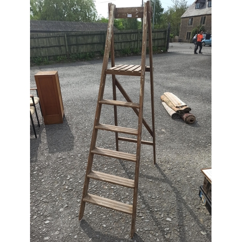 810 - 5 Tread Step Ladder - Wooden