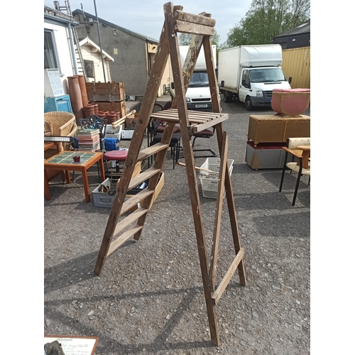 810 - 5 Tread Step Ladder - Wooden