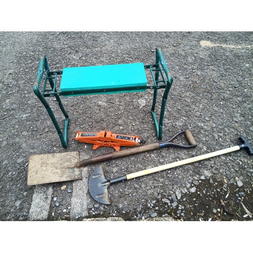 760e - Assorted Garden Tools / Kneeler 1.5 Tonne Scissor Jack