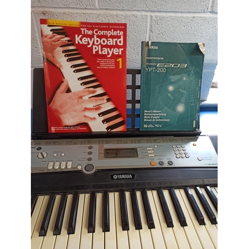 527 - Yahama PSRE203 With User Guide and The Complete Keyboard Player Book