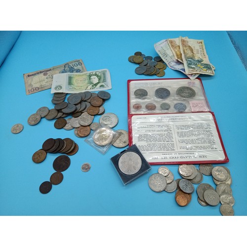 563 - A Quantity of Worldwide Coins and Banknotes including New Zealand Commonwealth Coin Set, GB 1929 Flo... 