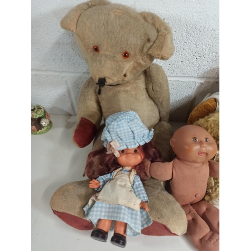 1011 - A Selection of Teddies and Doll