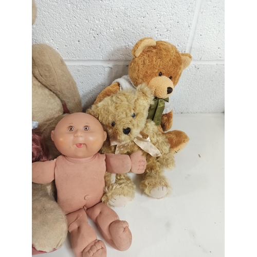 1011 - A Selection of Teddies and Doll