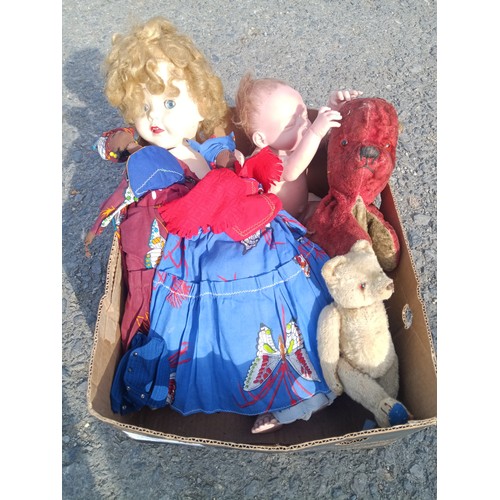 947 - An assortment of Dolls and Teddy Bears