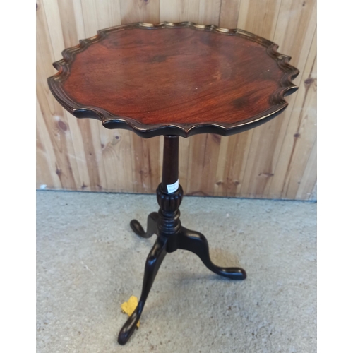 141 - Vintage Scallop Shaped Round Wine Table