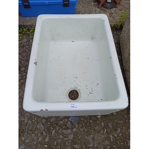 910 - Large Belfast Sink