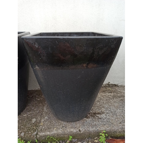 916 - 2 x Large Black and Grey Garden Planters 45 x 36 x 36cm( small crack as pictured) plus a Garden Sign