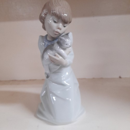 28D - Lladro - Sleepy Young Girl Holding Kitten 5712 - Excellent Condition