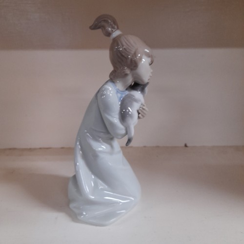 877B - Lladro - Sleepy Young Girl Holding Kitten 5712 - Excellent Condition