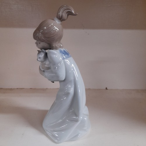 877B - Lladro - Sleepy Young Girl Holding Kitten 5712 - Excellent Condition