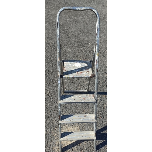 303 - 3 Tread Metal Step Ladder