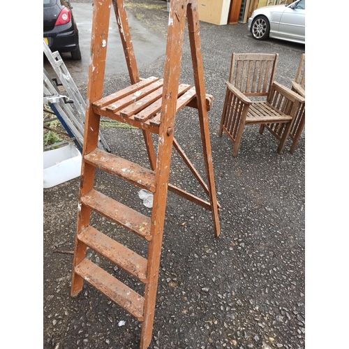 184 - 4 x Tread Wooden Step Ladder