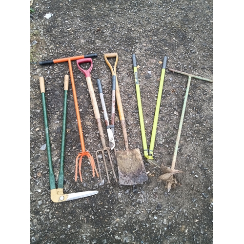 206 - A Quantity of Garden Tools